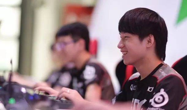 伤愈回归，三笘薰重返球场进行单独训练