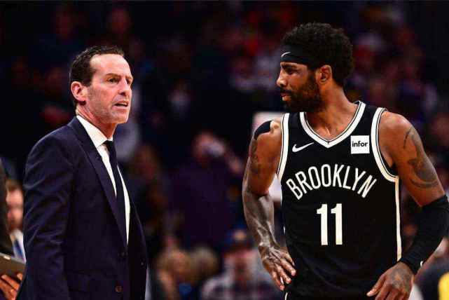 篮球火箭球队进攻端出现默契配合